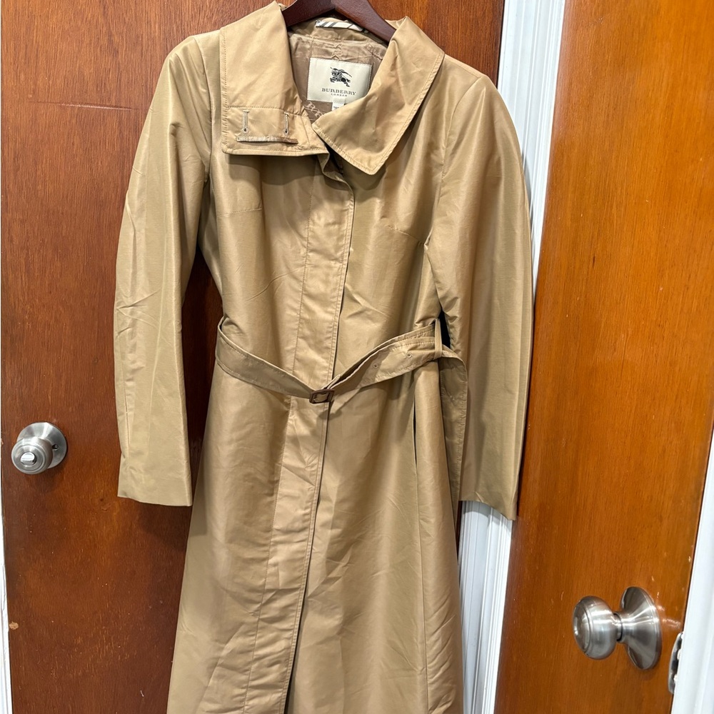 Exquisite Burberry trench coat in perfect condition, Size 8R. Modern classic.